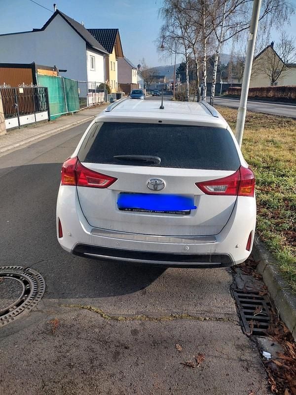 Gebraucht Toyota Auris 124 PS (91 kW) 2015 Weiß Kombi