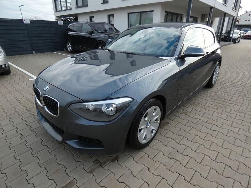 Grau Gebraucht 2013 BMW 116 Sport Line Kleinwagen | 6.990 € (Guter Preis) - Bild 1/4