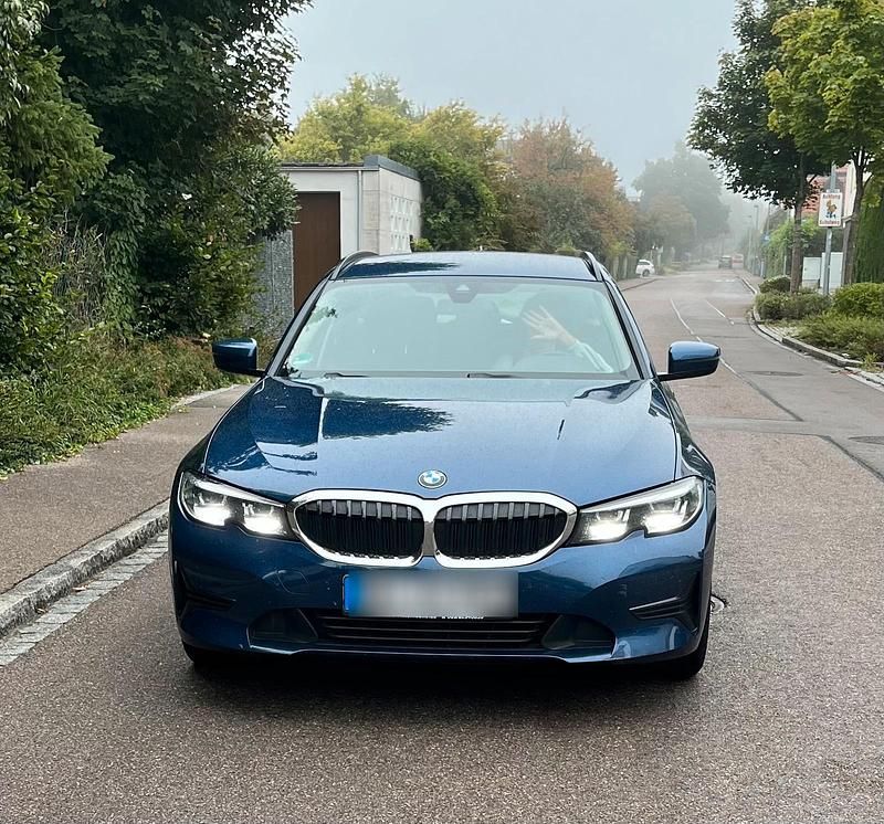 Blau Gebraucht 2021 BMW 320 Kombi | 21.000 € (Superpreis) - Bild 1/4