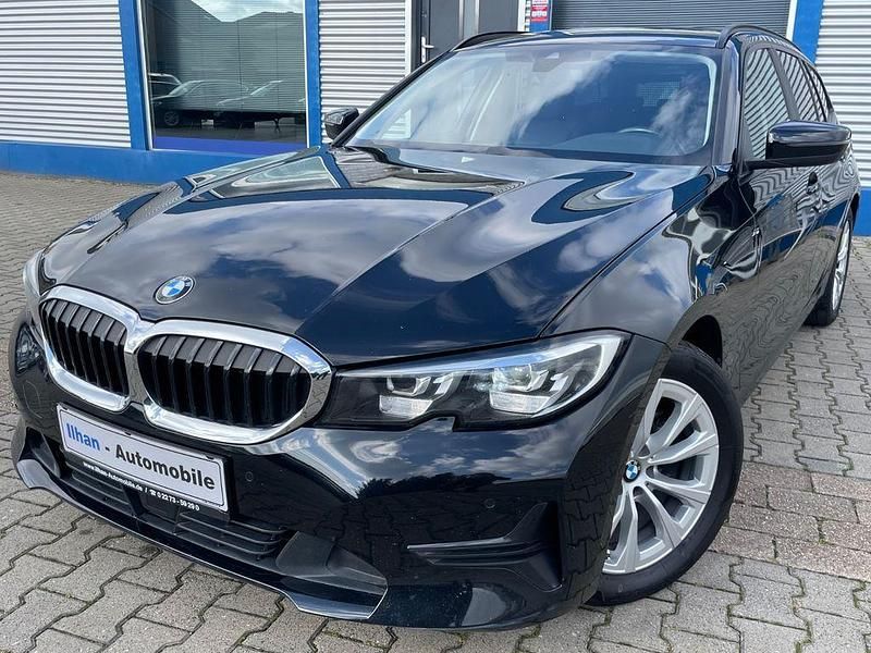Schwarz ii/bonnet fluid black Gebraucht 2022 BMW 318 Advantage Kombi | 22.950 € (Fairer Preis) - Bild 1/4