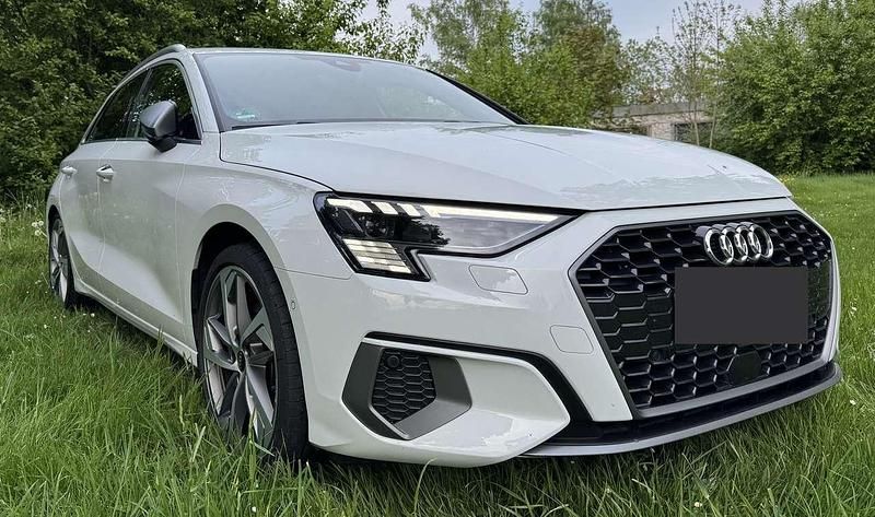 Weiß Gebraucht 2021 Audi A3 Ambiente Kombi | 31.990 € - Bild 1/4