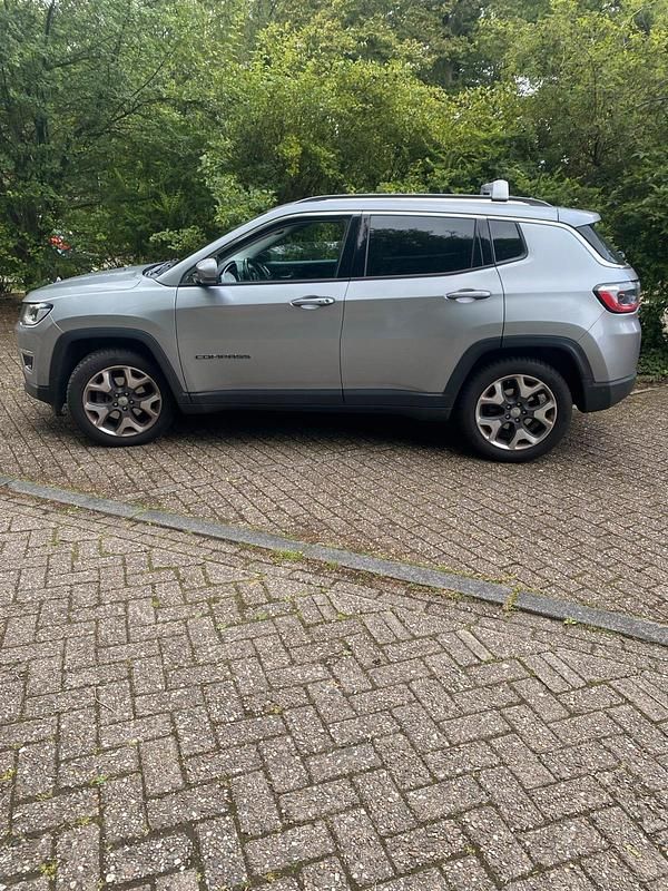 Grau Gebraucht 2017 Jeep Compass SUV | 15.600 € (Fairer Preis) - Bild 1/4