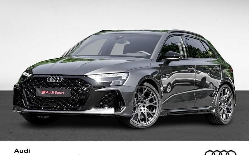 Daytonagrau perleffekt Neu 2025 Audi RS3 Sportback Comfort Kleinwagen | 66.880 € (Superpreis) - Bild 1/4