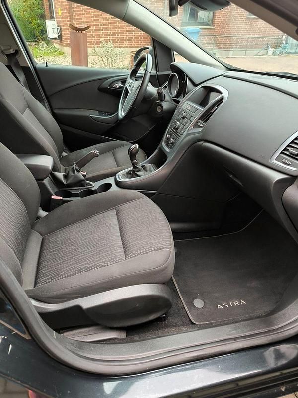 Gebraucht Opel Astra 110 PS (80 kW) 2014 Schwarz Kombi