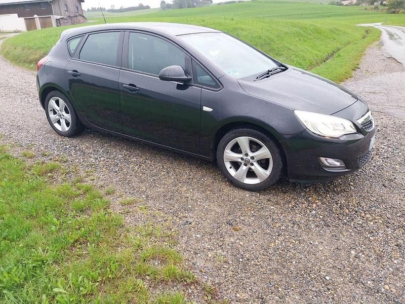 Schwarz Gebraucht 2012 Opel Astra Design Edition Limousine | 4.100 € (Fairer Preis) - Bild 1/4