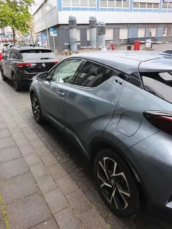 Second-hand Toyota C-HR 122 CP (89 kW) 2021 Albastru SUV