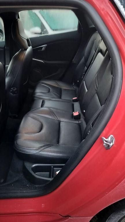 Gebraucht Volvo V40 Summum 120 PS (88 kW) 2016 Rot Limousine