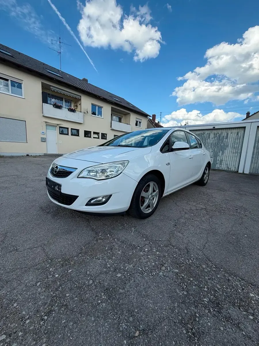 Gebraucht Opel Astra 87 PS (63 kW) 2011 Weiß Kleinwagen