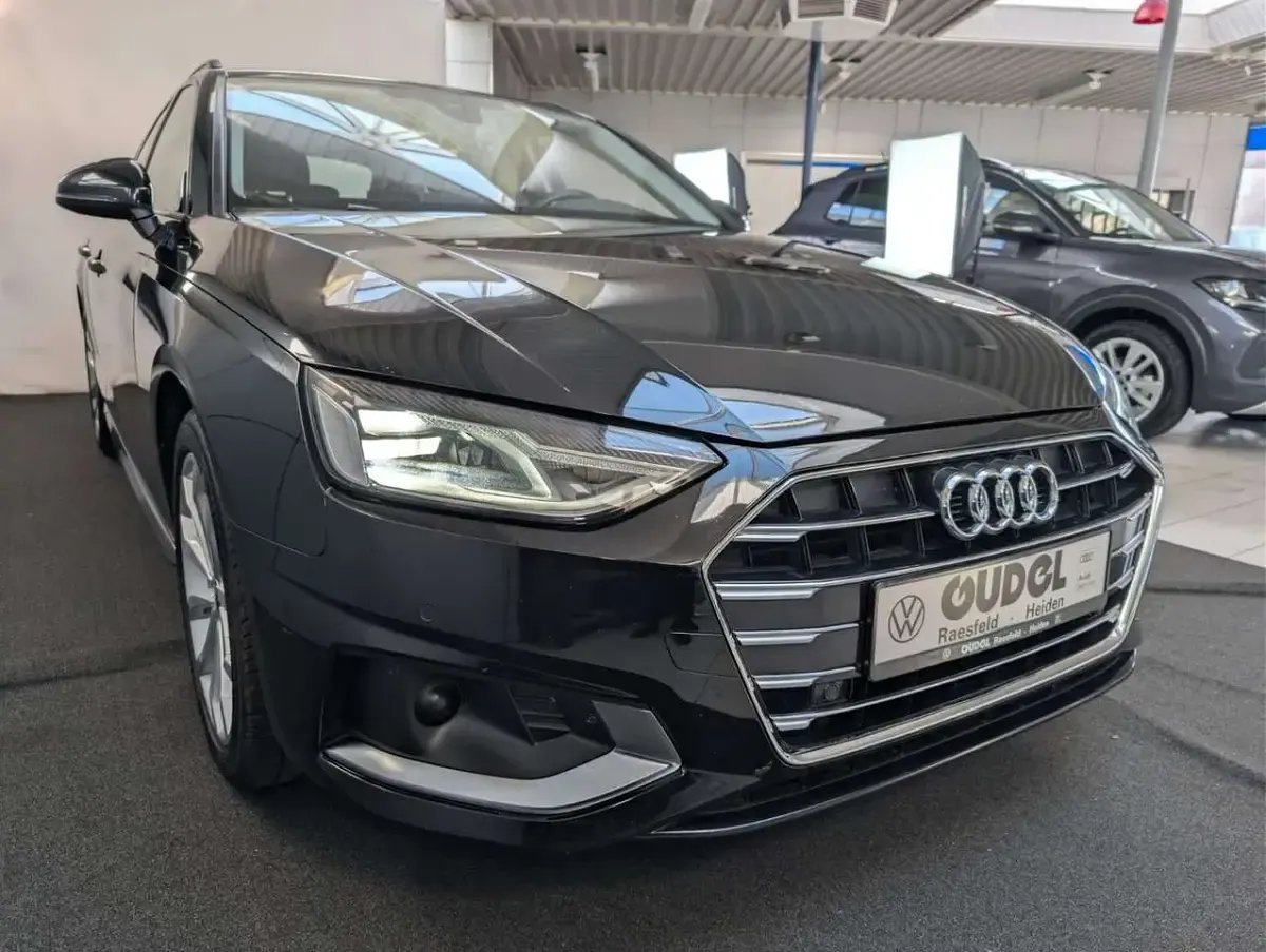 Używany Audi A4 Advanced 204 KM (150 kW) 2023 Czarny Kombi