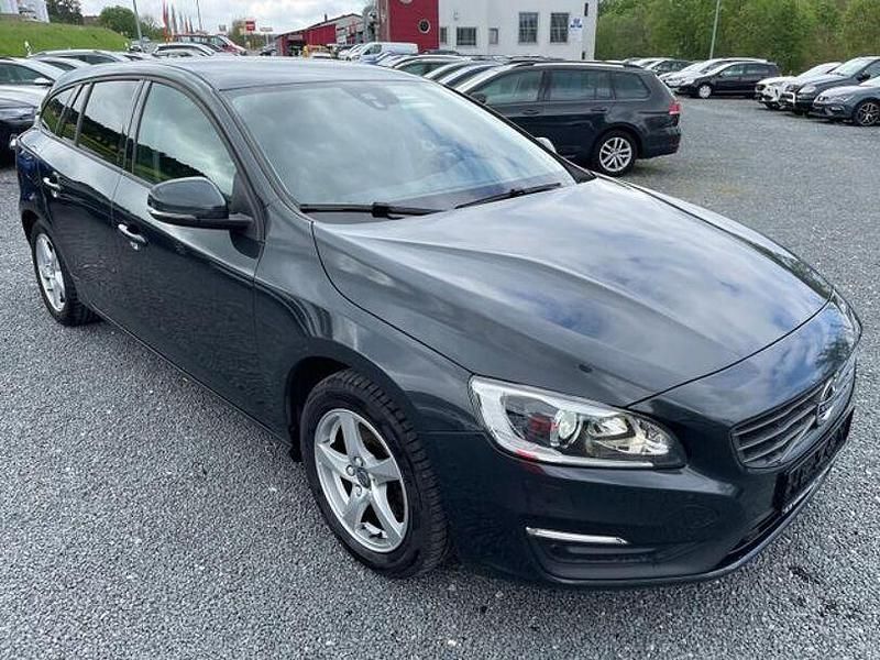 Grau Gebraucht 2015 Volvo V60 Business Edition Kombi | 11.880 € (Fairer Preis) - Bild 1/4