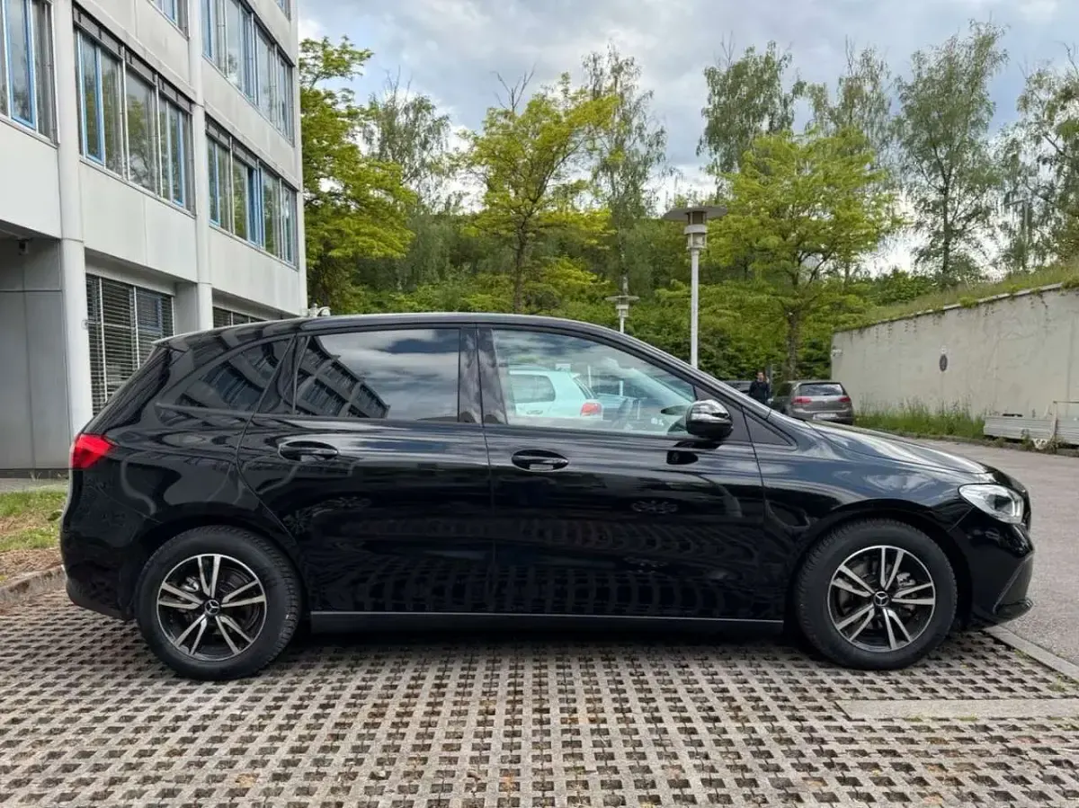 Gebraucht Mercedes B180 116 PS (85 kW) 2020 Schwarz Kleinwagen