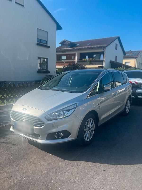 Grau Gebraucht 2017 Ford S-MAX S Van / Kleinbus | 17.799 € (Etwas zu teuer) - Bild 1/4