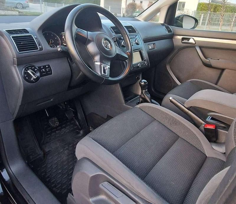 Gebraucht VW Touran Trendline 105 PS (77 kW) 2012 Schwarz Van / Kleinbus