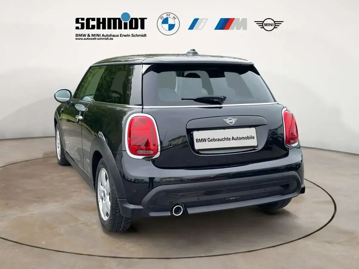 Używany Mini Cooper Essential 136 KM (100 kW) 2024 Czarny Hatchback