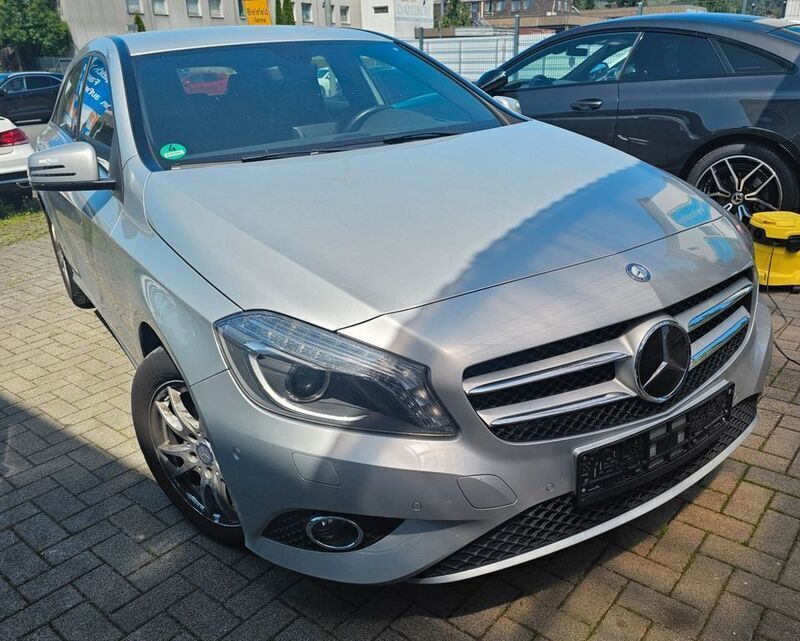 Silber Gebraucht 2014 Mercedes A180 Limousine | 14.950 € (Fairer Preis) - Bild 1/3