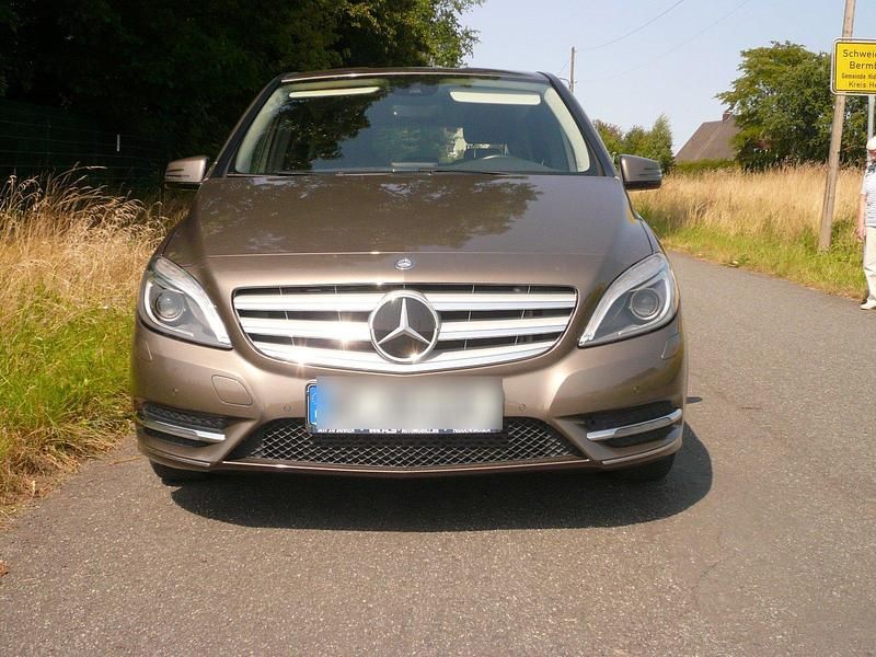 Grau Gebraucht 2013 Mercedes B200 Van / Kleinbus | 13.900 € - Bild 1/4