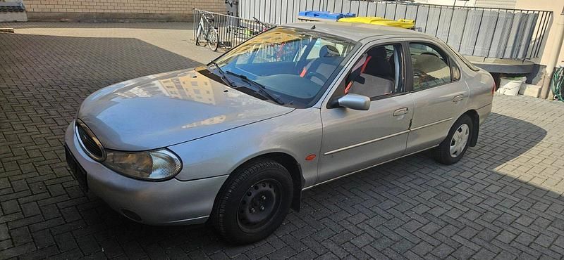 Gebraucht Ford Mondeo 131 PS (96 kW) 2000 Silber Limousine