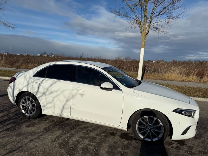 Weiß Gebraucht 2020 Mercedes A180 Limousine | 23.200 € (Fairer Preis) - Bild 1/4
