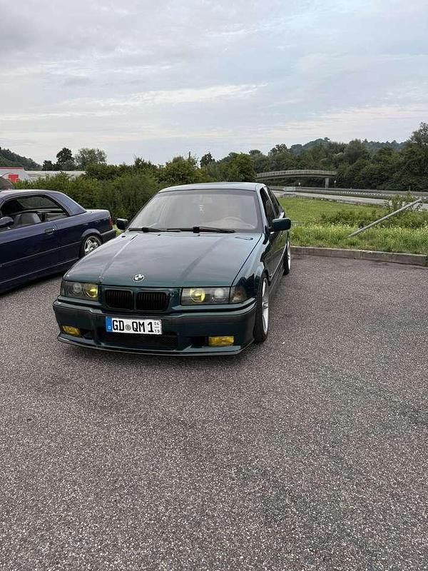 Grün Gebraucht 1997 BMW 316 Basis Limousine | 4.799 € - Bild 1/4