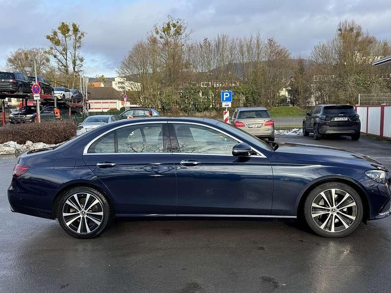 Gebraucht Mercedes E300 Avantgarde 330 PS (242 kW) 2020 Blau Limousine