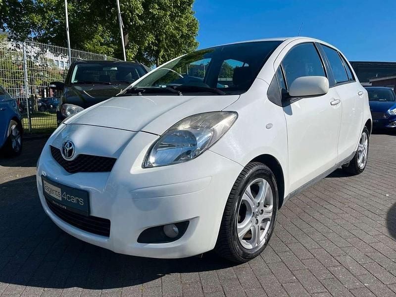 Weiß Gebraucht 2010 Toyota Yaris Cool Kleinwagen | 3.480 € (Fairer Preis) - Bild 1/4