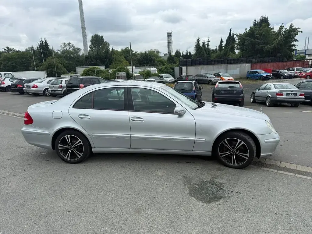 Gebraucht Mercedes E220 150 PS (110 kW) 2005 Silber Limousine