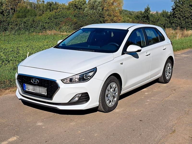 Weiß Gebraucht 2019 Hyundai i30 Kleinwagen | 10.450 € (Fairer Preis) - Bild 1/4