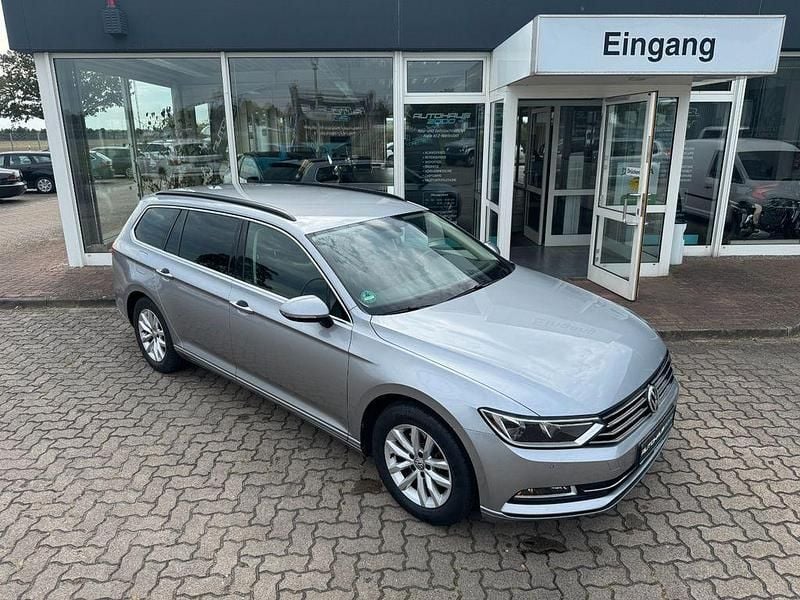 Silber Gebraucht 2018 VW Passat Highline Kombi | 17.990 € (Fairer Preis) - Bild 1/4