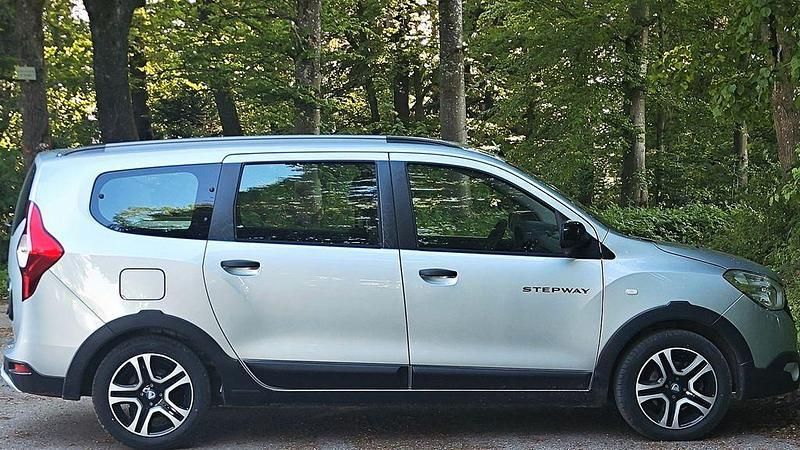 Silber Gebraucht 2021 Dacia Lodgy Stepway Van / Kleinbus | 14.900 € (Fairer Preis) - Bild 1/4
