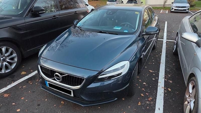 Blau Gebraucht 2019 Volvo V40 Momentum Limousine | 18.000 € (Fairer Preis) - Bild 1/4