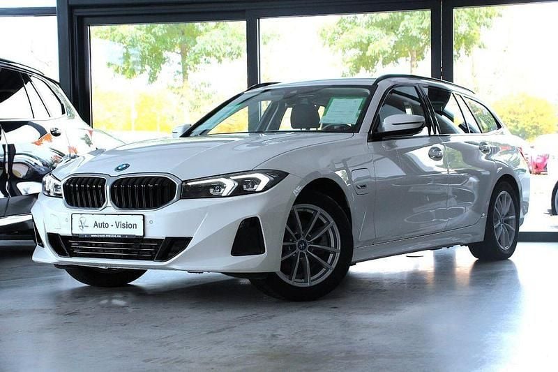 Weiß Gebraucht 2022 BMW 320e Limousine | 25.490 € (Guter Preis) - Bild 1/3