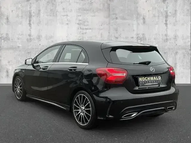 Gebraucht Mercedes A180 AMG line 122 PS (89 kW) 2017 Schwarz Limousine