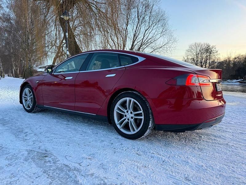 Second-hand Tesla Model S 225 kW (306 CP) 2013 Roșu Hatchback