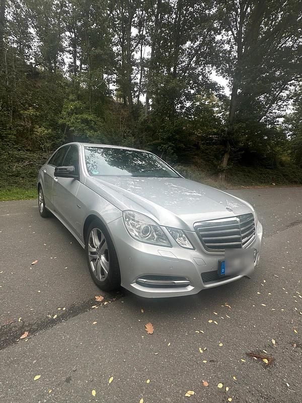 Silber Gebraucht 2011 Mercedes E350 Avantgarde Limousine | 6.200 € (Superpreis) - Bild 1/4