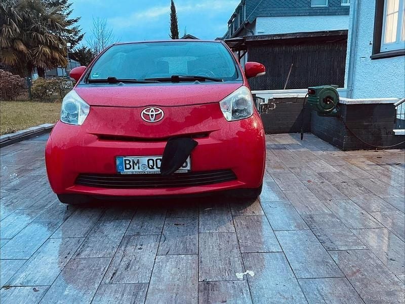 Rot Gebraucht 2011 Toyota iQ Kleinwagen | 5.400 € (Fairer Preis) - Bild 1/4