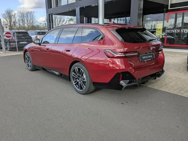 Neu BMW 520 M Sport 197 PS (144 kW) 2026 Rot Kombi