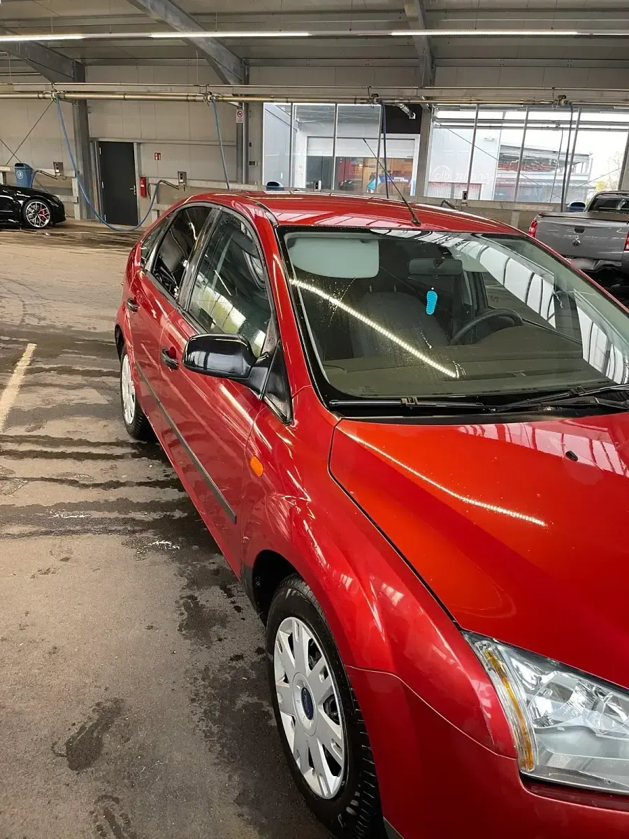 Second-hand Ford Focus 101 CP (74 kW) 2005 Roșu Hatchback