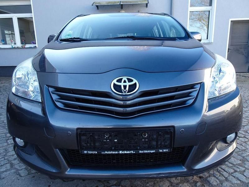 Gebraucht Toyota Verso Edition 147 PS (108 kW) 2010 Grau Van / Kleinbus