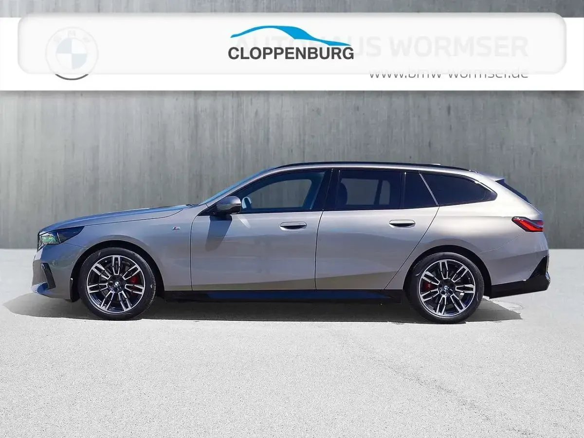 Gebraucht BMW 520 M Sport 197 PS (144 kW) 2024 Oxidgrau Kombi