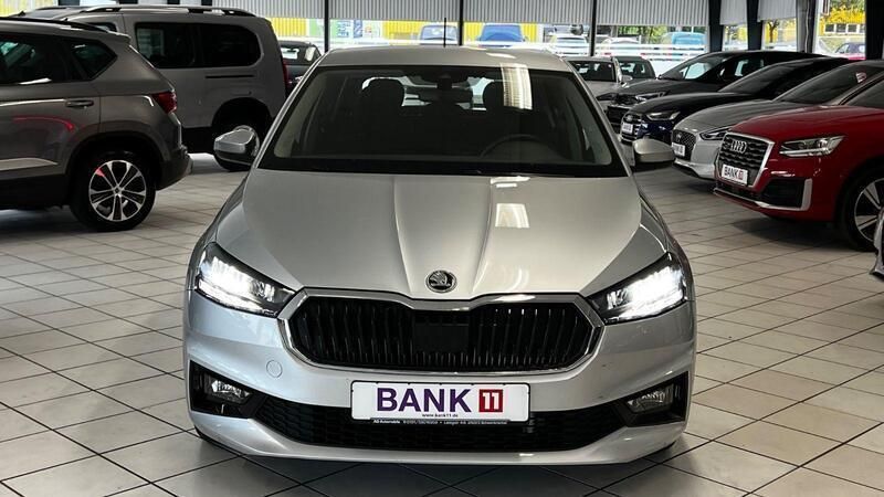 Silber Gebraucht 2023 Skoda Fabia Ambition Kleinwagen | 19.990 € (Fairer Preis) - Bild 1/4