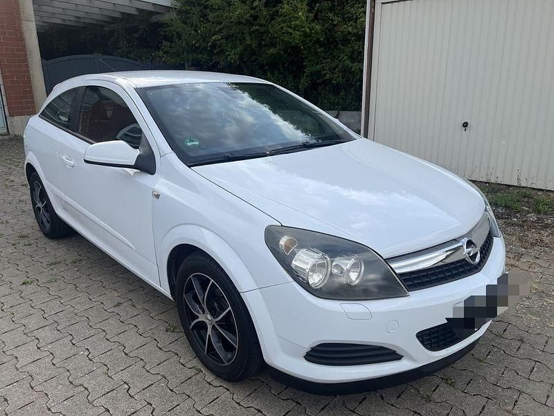Weiß Gebraucht 2008 Opel Astra GTC Sport Limousine | 2.500 € (Guter Preis) - Bild 1/4