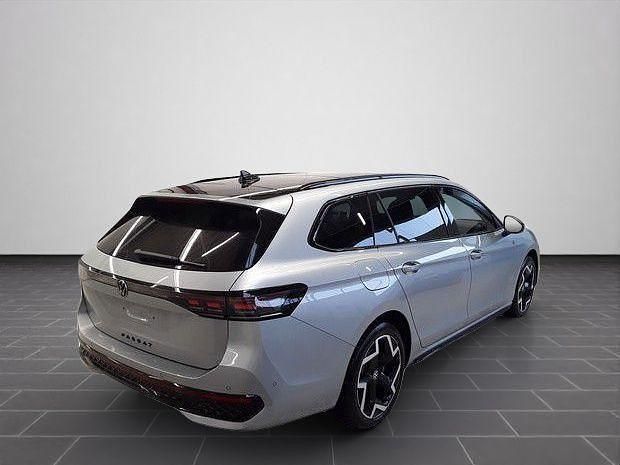 Gebraucht VW Passat R-line 177 PS (130 kW) 2025 Oyster silver metallic (metallic) Kombi