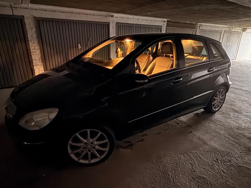 Schwarz Gebraucht 2007 Mercedes 200 Limousine | 4.150 € (Etwas zu teuer) - Bild 1/4