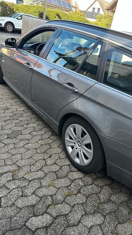 Gebraucht BMW 320 184 PS (135 kW) 2011 Grau Kombi