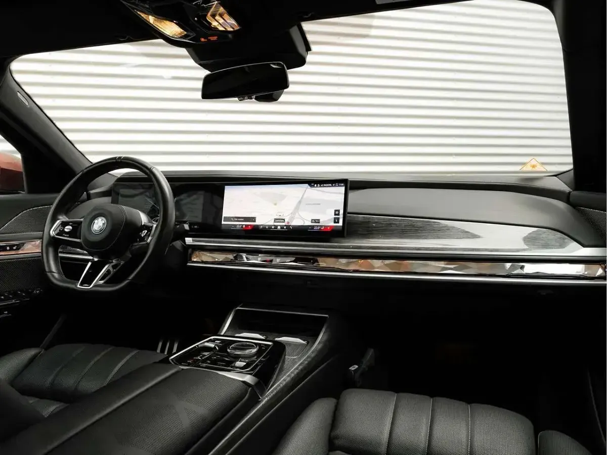 Gebraucht BMW i7 M Sport 334 kW (455 PS) 2024 Rot Limousine