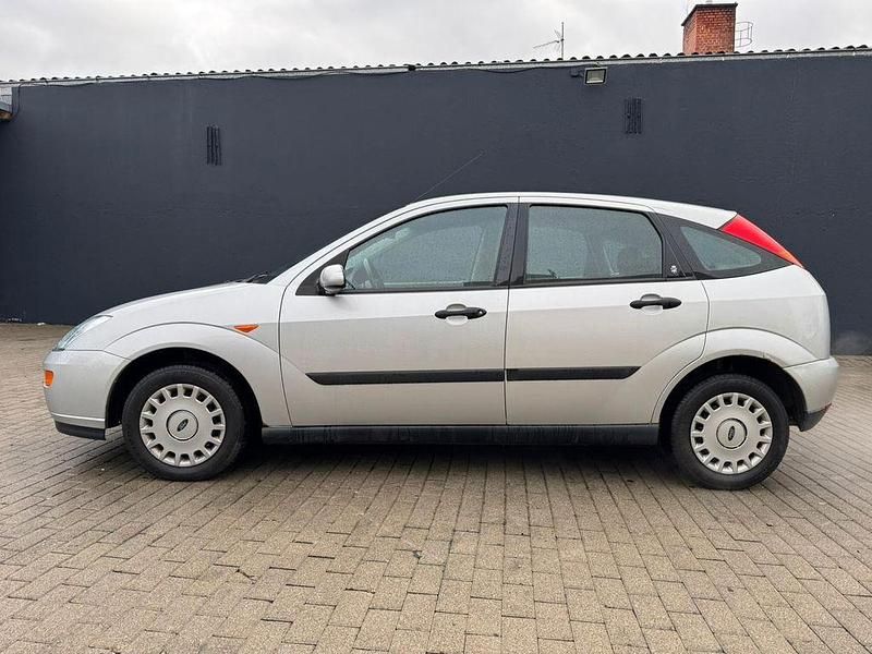 Gebraucht Ford Focus Ambiente 101 PS (74 kW) 2000 Silber Limousine
