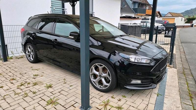 Używany Ford Focus ST 185 KM (136 kW) 2017 Czarny Kombi