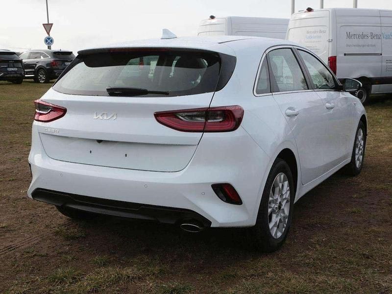 Neu Kia Ceed Vision 140 PS (102 kW) 2026 Weiß carraraweiß Kleinwagen