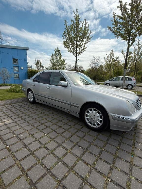 Usata Mercedes E320 Elegance 197 CV (144 kW) 2000 Argento Berlina