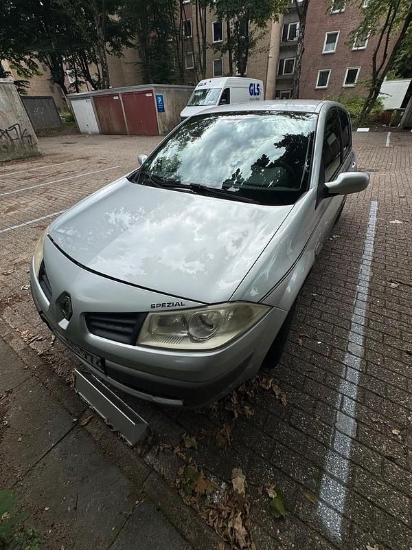 Grau Gebraucht 2008 Renault Mégane III Limousine | 1.300 € (Superpreis) - Bild 1/4